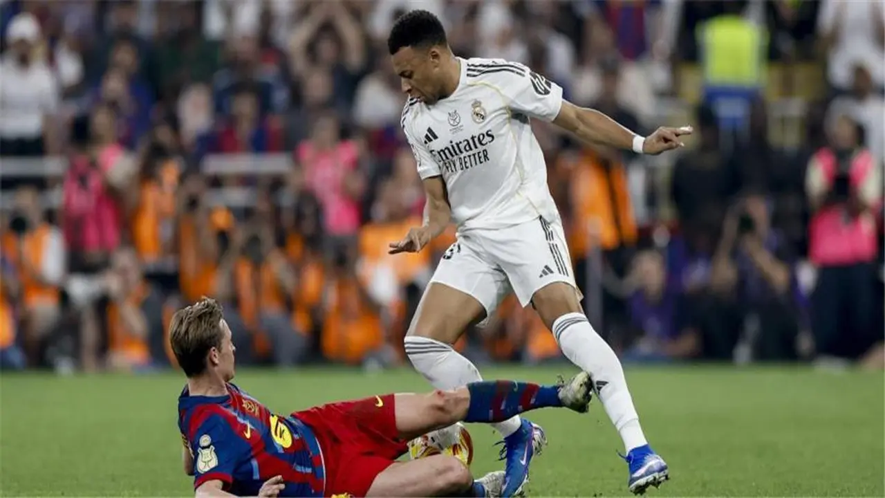 مواجهة قوية.. مدة غياب دي يونج عن برشلونة عقب طرده أمام ريال مدريد